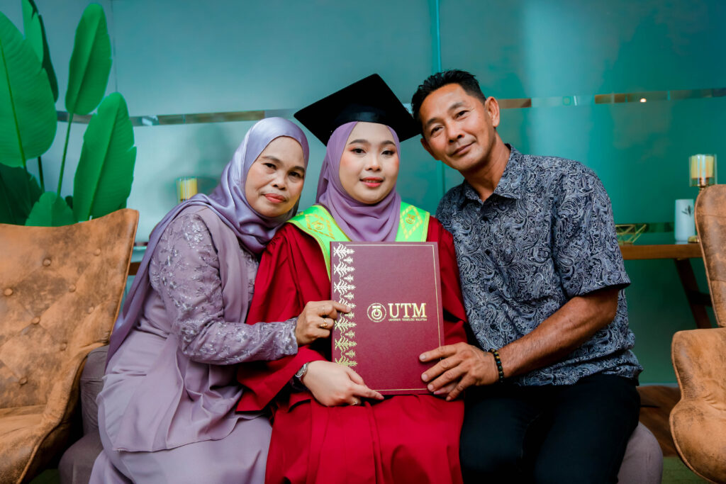 Nurul Farah Ain bersama ibu dan ayah yang menjadi tunggak semangat sepanjang tempoh pengajian.