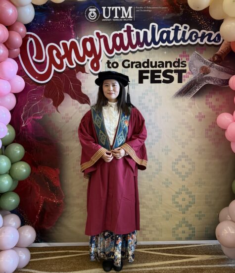 Dr Yang Shuang receiving the Best Thesis Award and Best Postgraduate Student Award at the 69th UTM Convocation