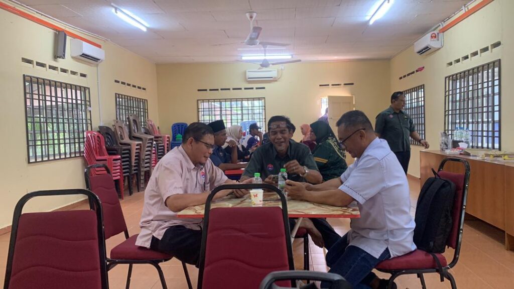 Pengisian Borang Pemantauan oleh Ketua-Ketua Kampung