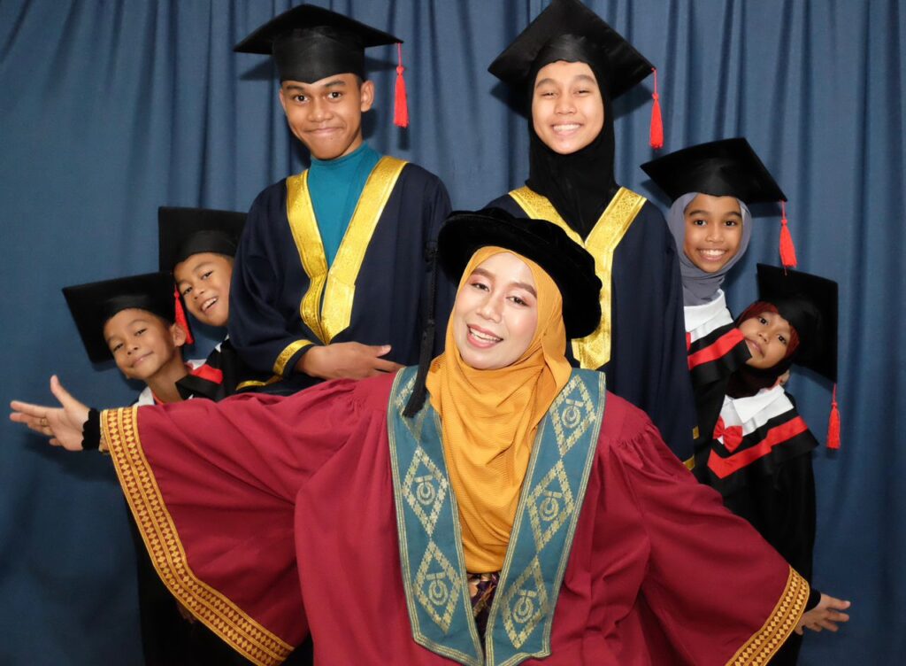 Dr Nurul Hilda Adila bersama anak-anak yang menjadi sumber kekuatan.
