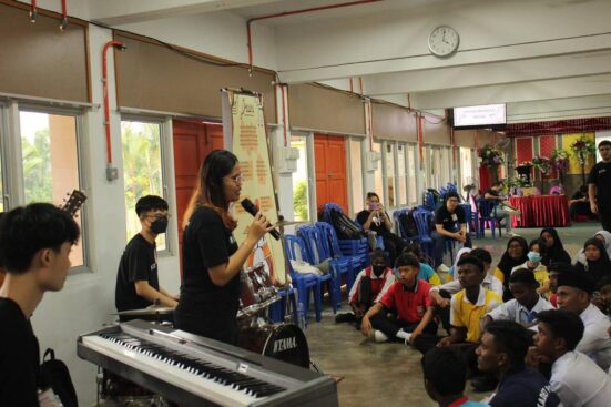 Khairunnisa terlibat dalam sukarelawan mengajar musik di SMK Sultan Mansur Shah, Melaka.