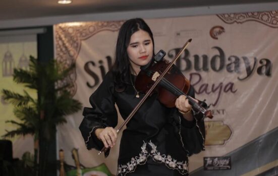 Khairunnisa sedang melakukan persembahan di UTM.