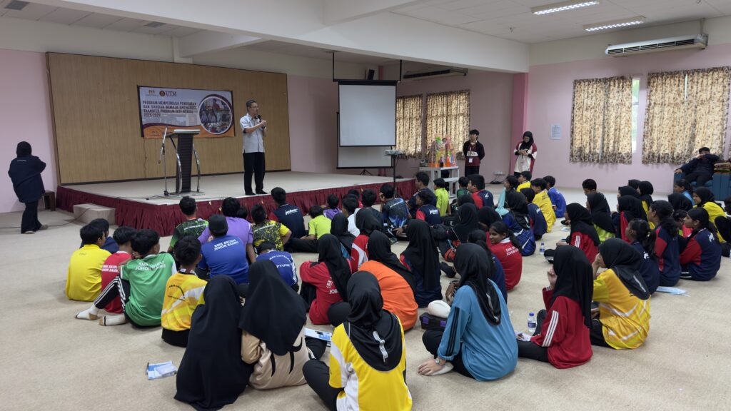 Pengarah CCIN memberikan kata aluan semasa sesi pembukaan program