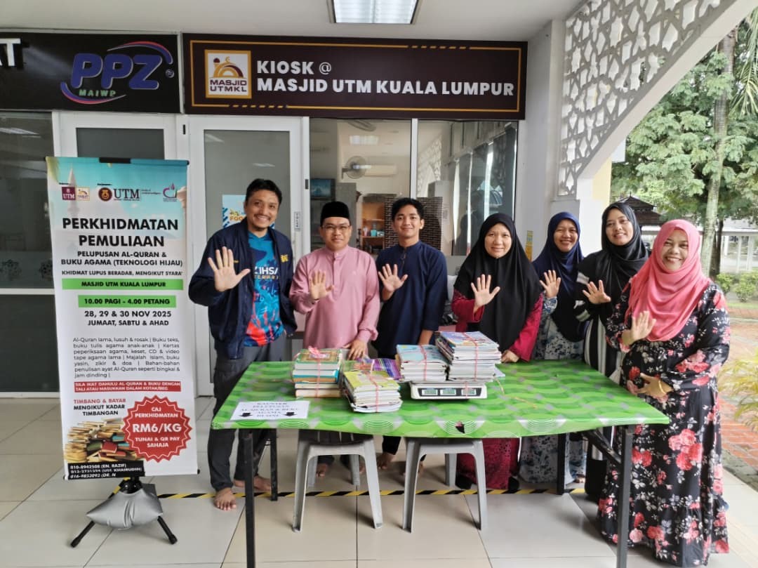 Timbalan Pengarah UTMCS bergambar kenangan dengan bunting Program Pemuliaan (Pelupusan) Al-Quran Secara Lestari Menggunakan Teknologi Hijau di Anjung Masjid UTM Kuala Lumpur, melibatkan wakil Masjid UTM KL, Fakulti Kecerdasan Buatan serta Pertubuhan Ikatan Kasih Ummah (PIKU).