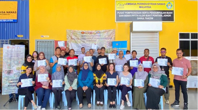 Sesi bergambar bersama jawatankuasa program yang terdiri daripada staff UTM dan LPNM, serta para peserta