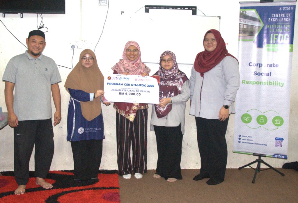 Gambar 1: Pihak IFOG menyerahkan sumbangan berupa wang tunai untuk kegunaan Asrama Kebajikan Ar-Rayyan.