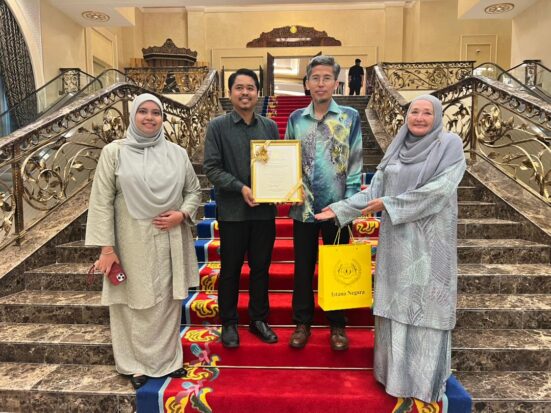 Dr. Mohd Hilmi Ramli (kedua dari kiri) bersama Prof. Madya Dr. Khalif Muammar bin A Harris dan Professor Dr. Tatiana A. Denisova 
