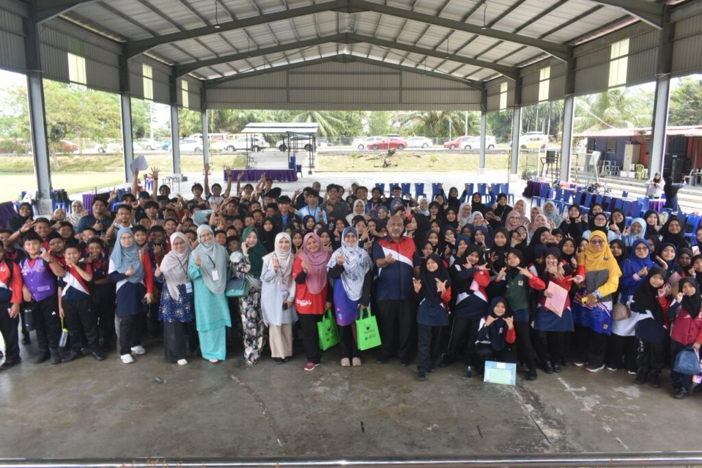 Sukarelawan Kelab Iqra' UTM bersama pelajar sekolah SKKP2